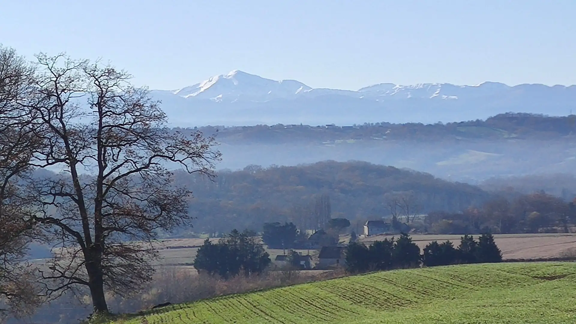 Les sommets enneigés des Pyrénées au-dessus des collines béarnaises, un matin d’hiver.